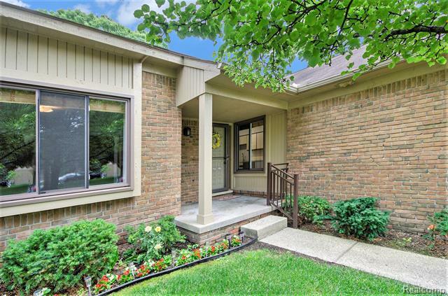 Property Photo: 654 Tennyson MI 48307
