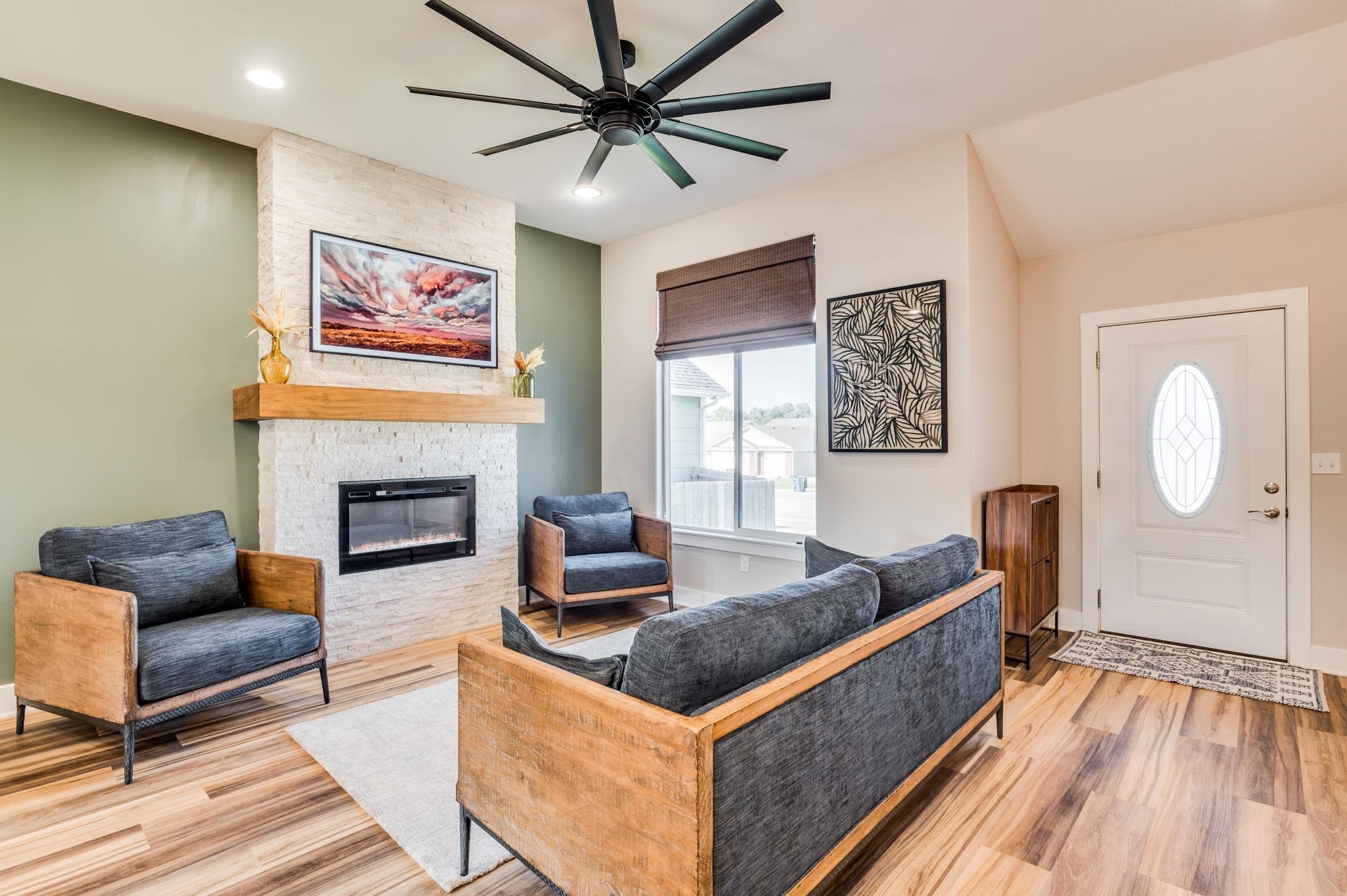 Property Photo: 712 N Redbud Ave KS 67147