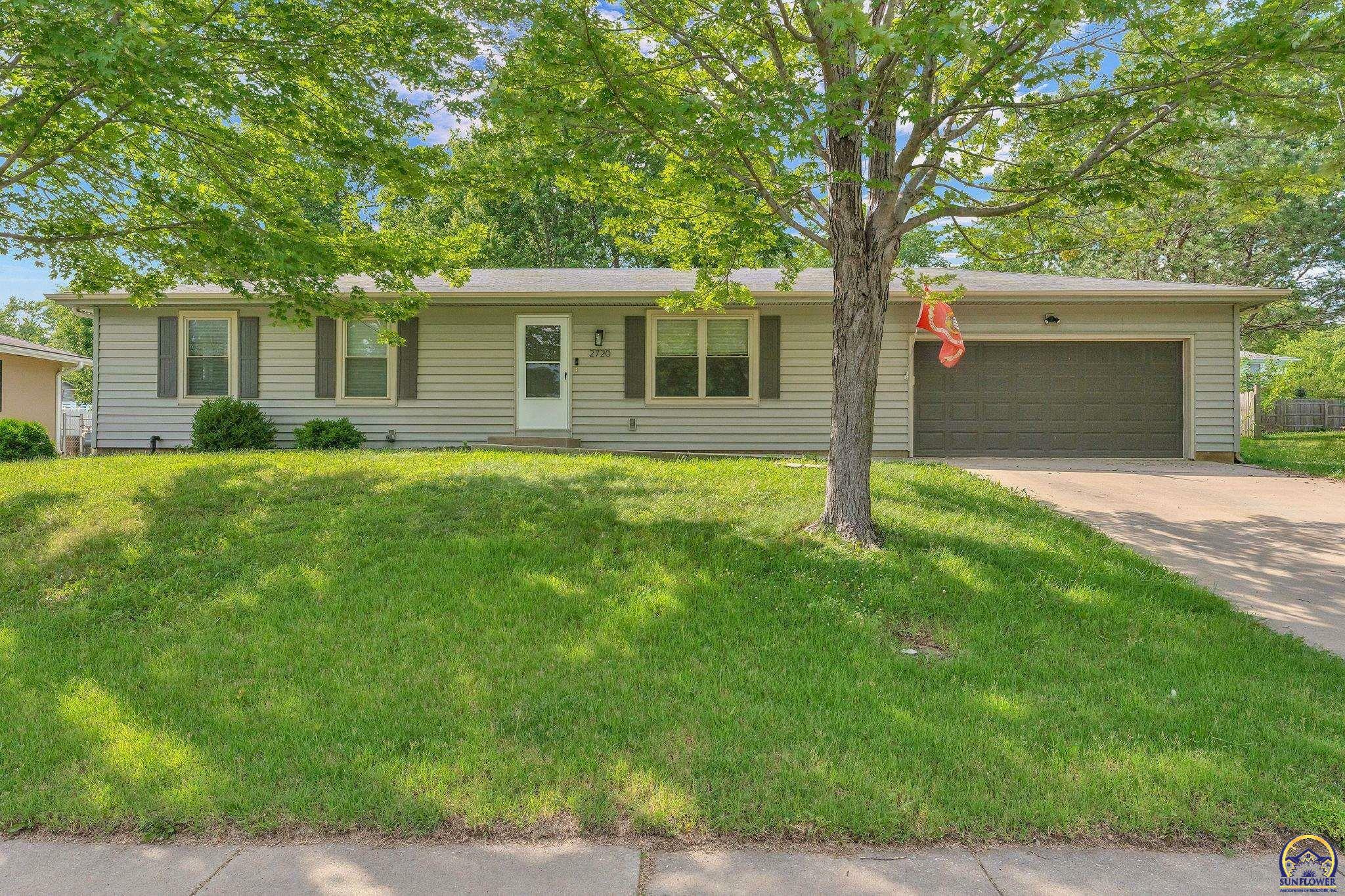 Property Photo: 2720 SE Lakeshore Blvd KS 66605