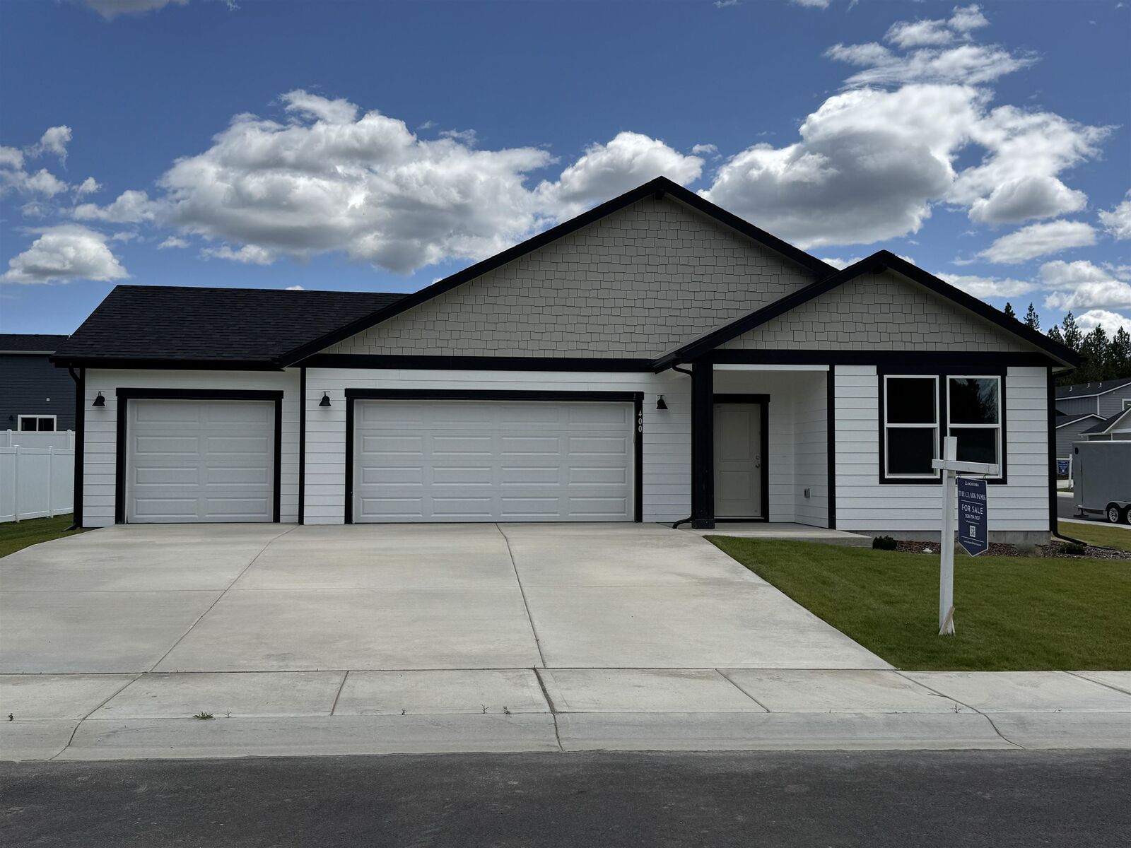 Property Photo:  400 N Arcadia St  WA 99006 