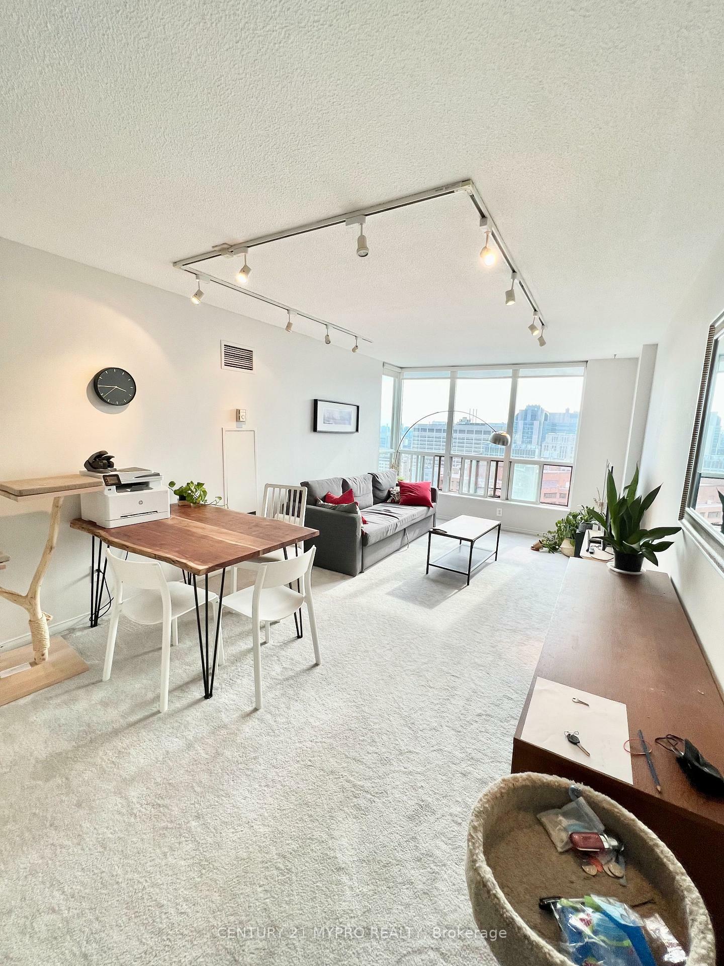 Property Photo:  750 Bay Street 3203  ON M5G 1N6 