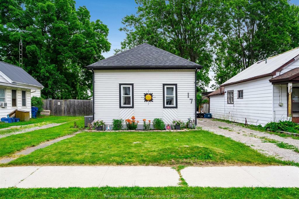 17 Taylor Avenue  Chatham ON N7L 2T4 photo