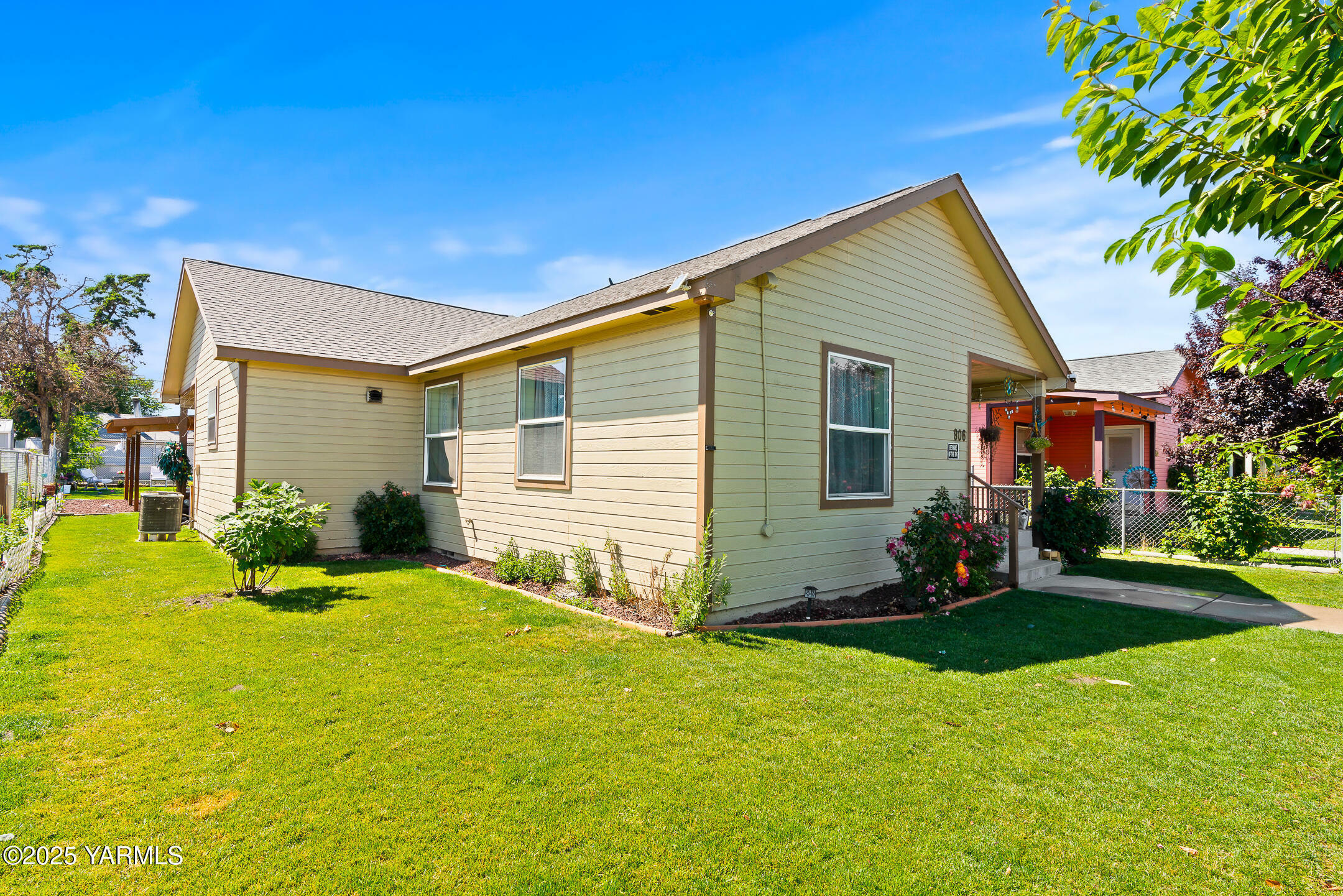 Property Photo:  806 S 6th St  WA 98901 