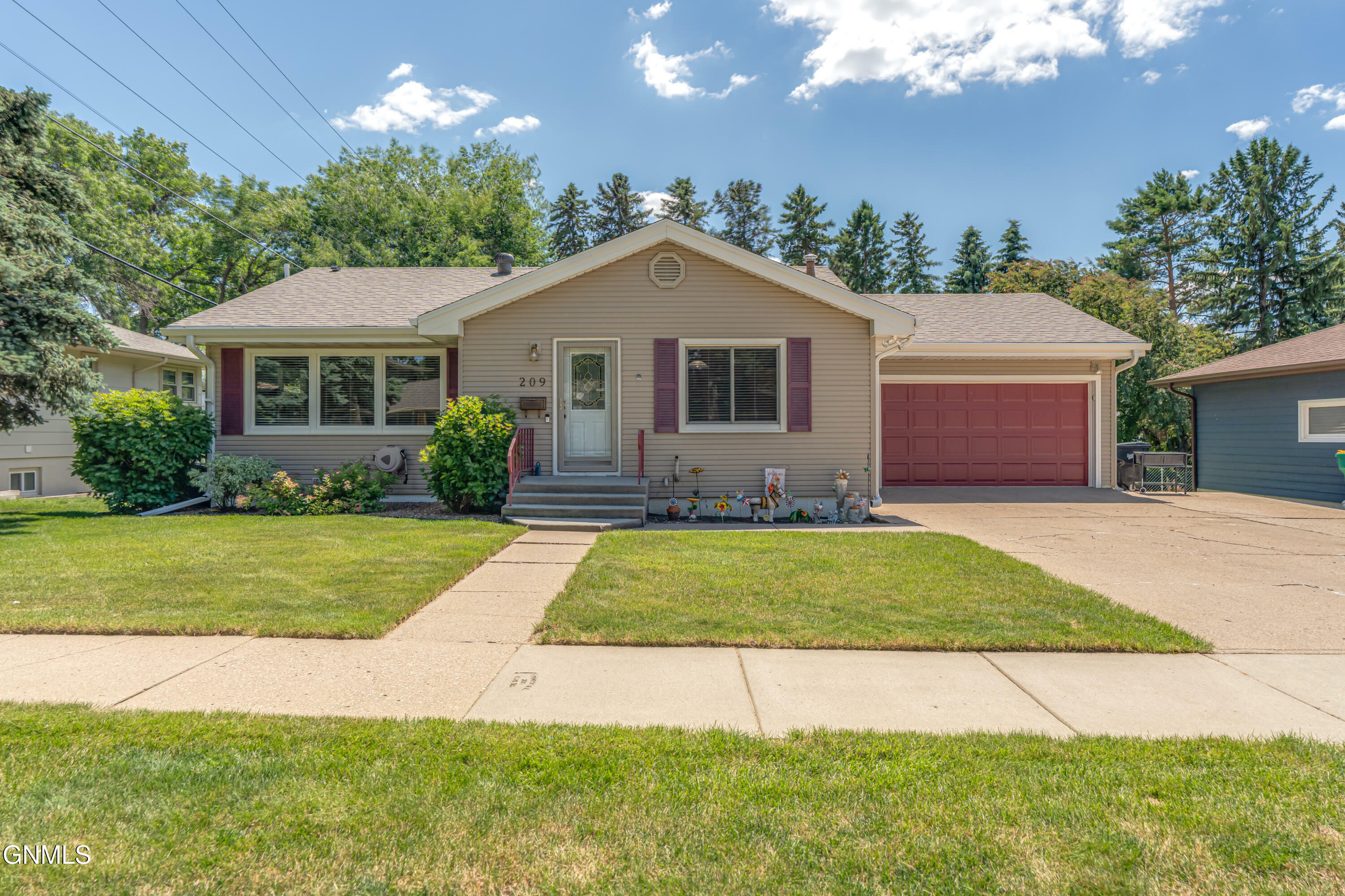 209 Owens Avenue E  Bismarck ND 58501 photo
