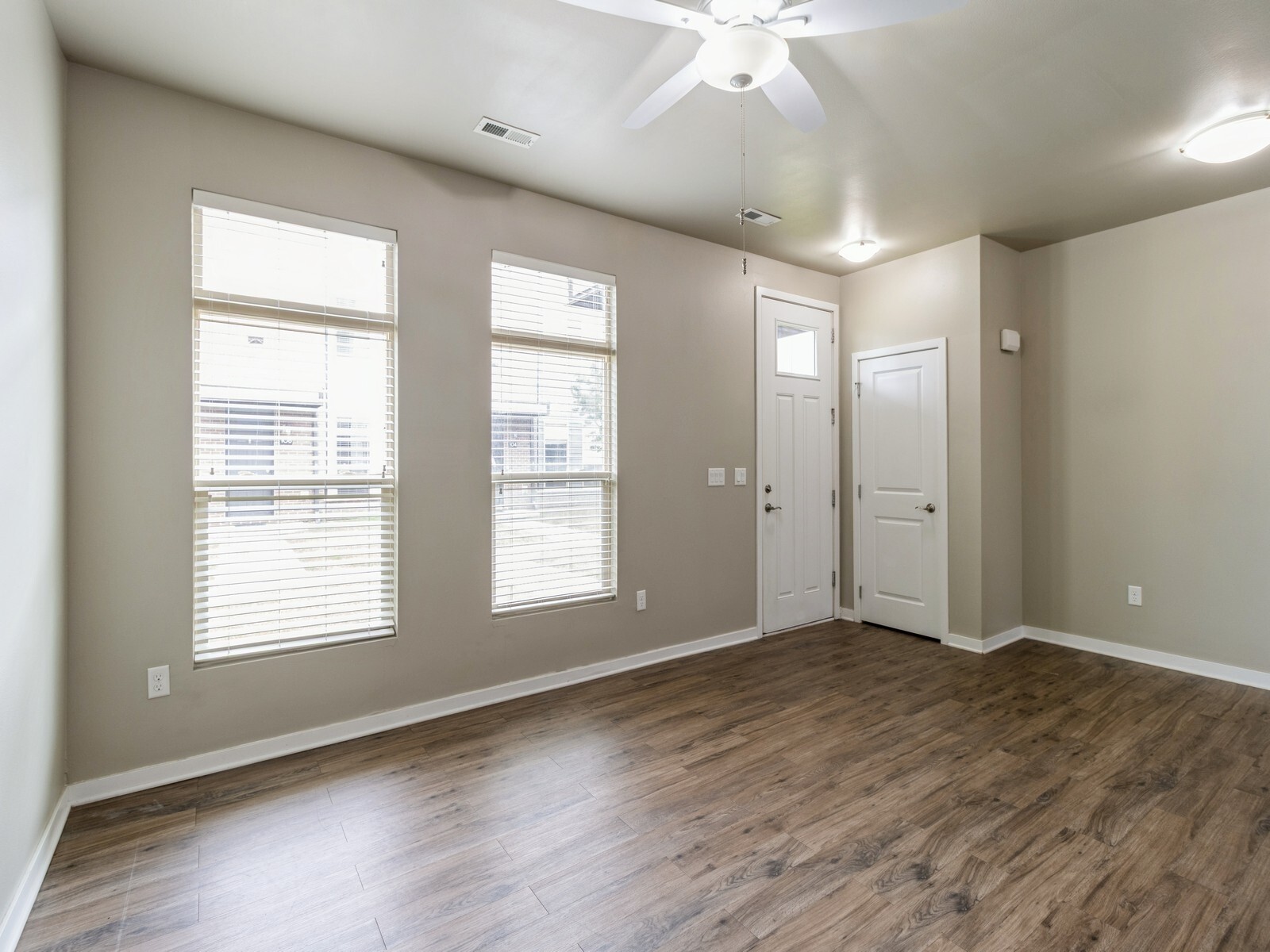 Property Photo: 316 SW 6th Street 106 IA 50309