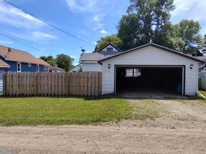 Property Photo:  208 1 Avenue SE  MN 56529 