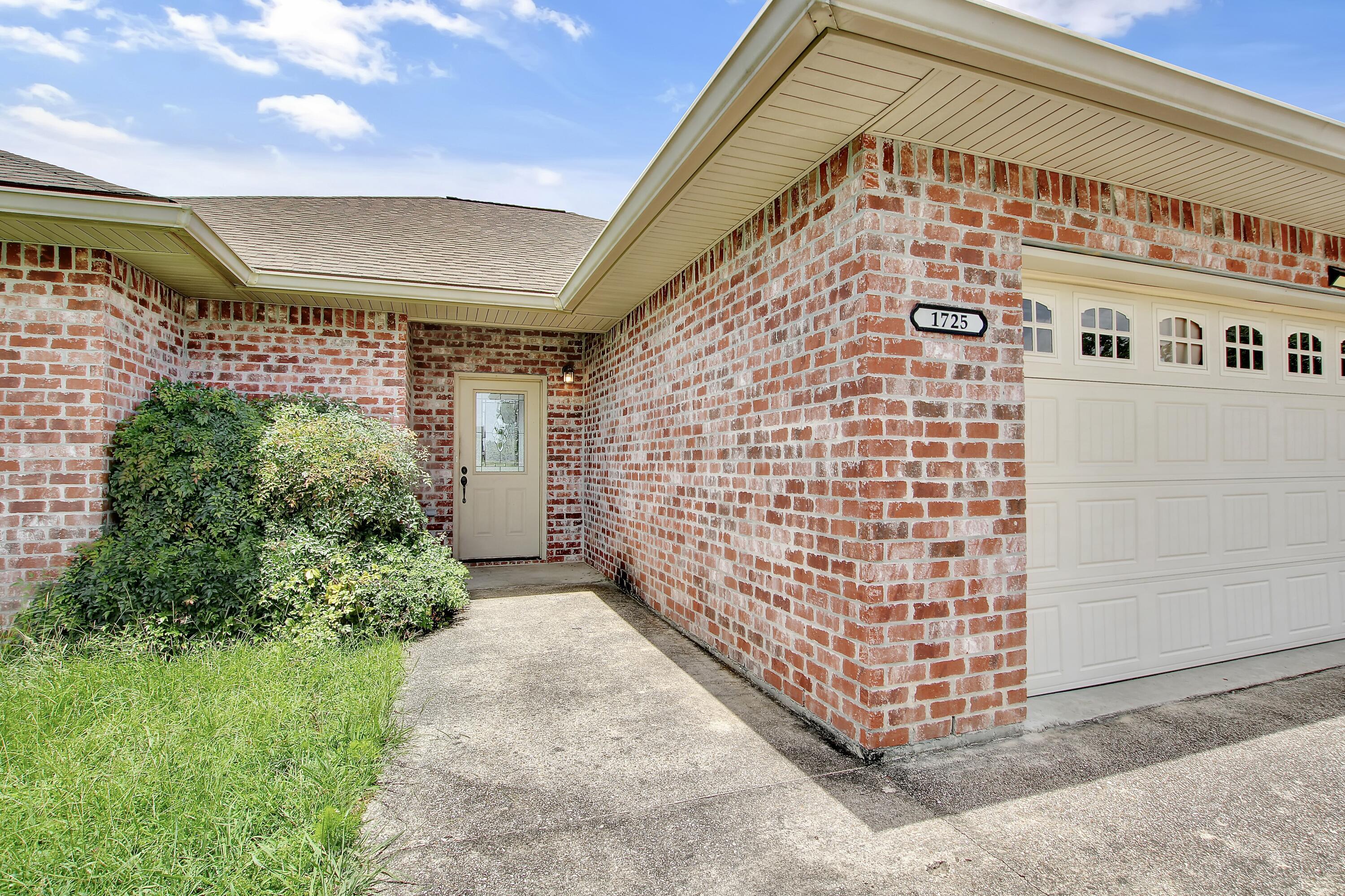 Property Photo: 1725 Lakeview St LA 70634