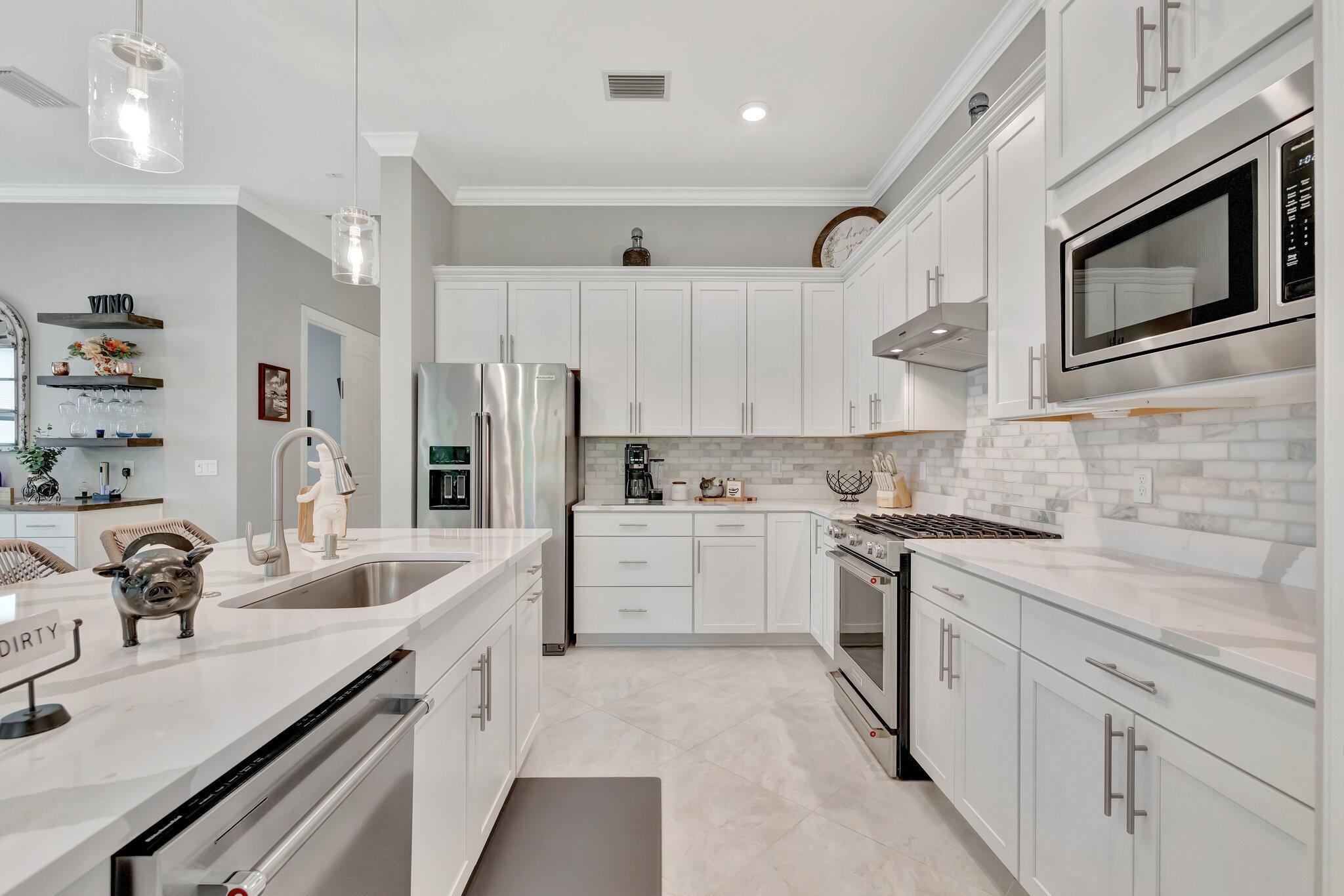 Property Photo: 572 SE Villandry Way FL 34984