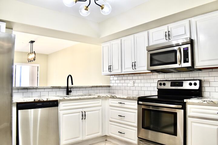 Property Photo:  6040 Glendale Drive  FL 33433 