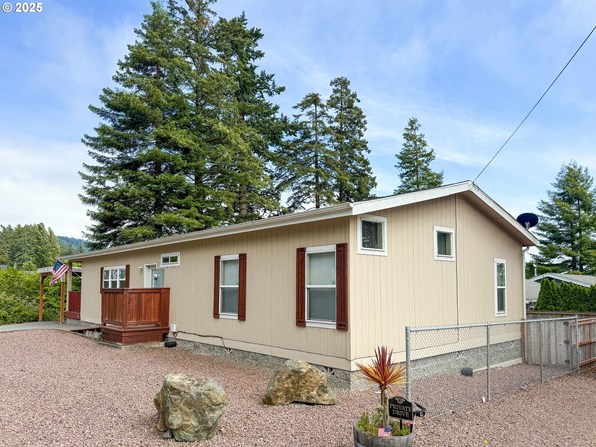 Property Photo:  631 Hassett St  OR 97415 