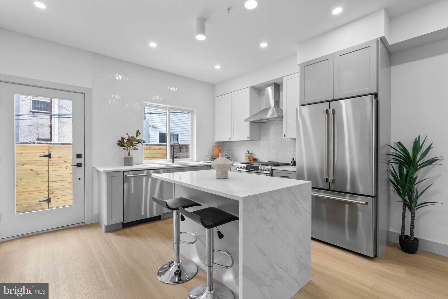 Property Photo:  613 Mercy Street  PA 19148 