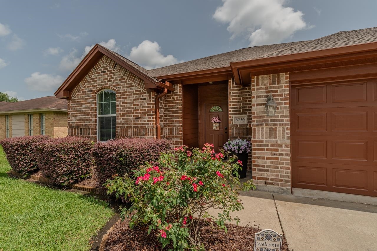 Property Photo:  5720 Sunbird Ln  TX 77708 