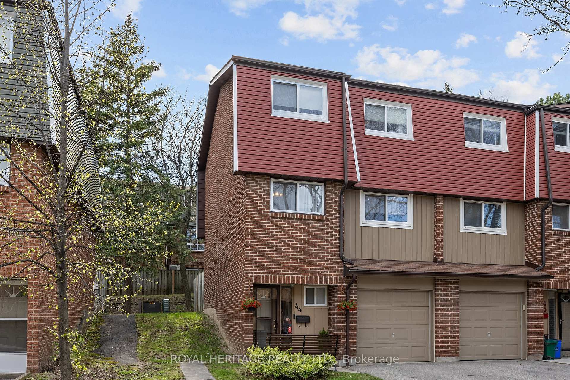 Property Photo:  1310 Fieldlight Boulevard 44  ON L1V 2Y8 