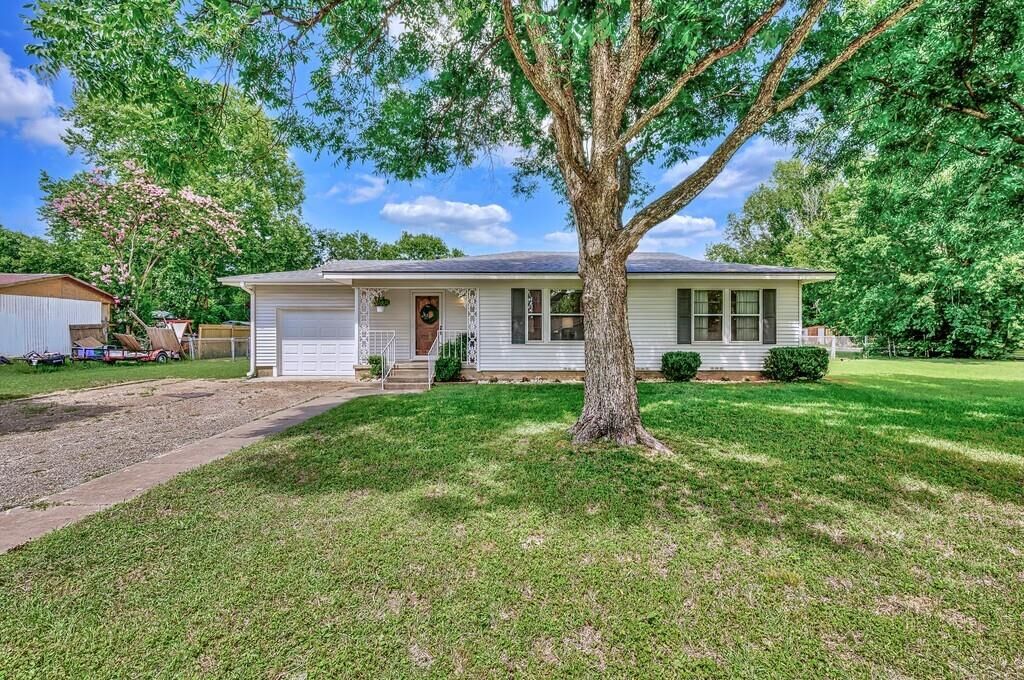 Property Photo:  1418 Alston Drive  TX 76705 