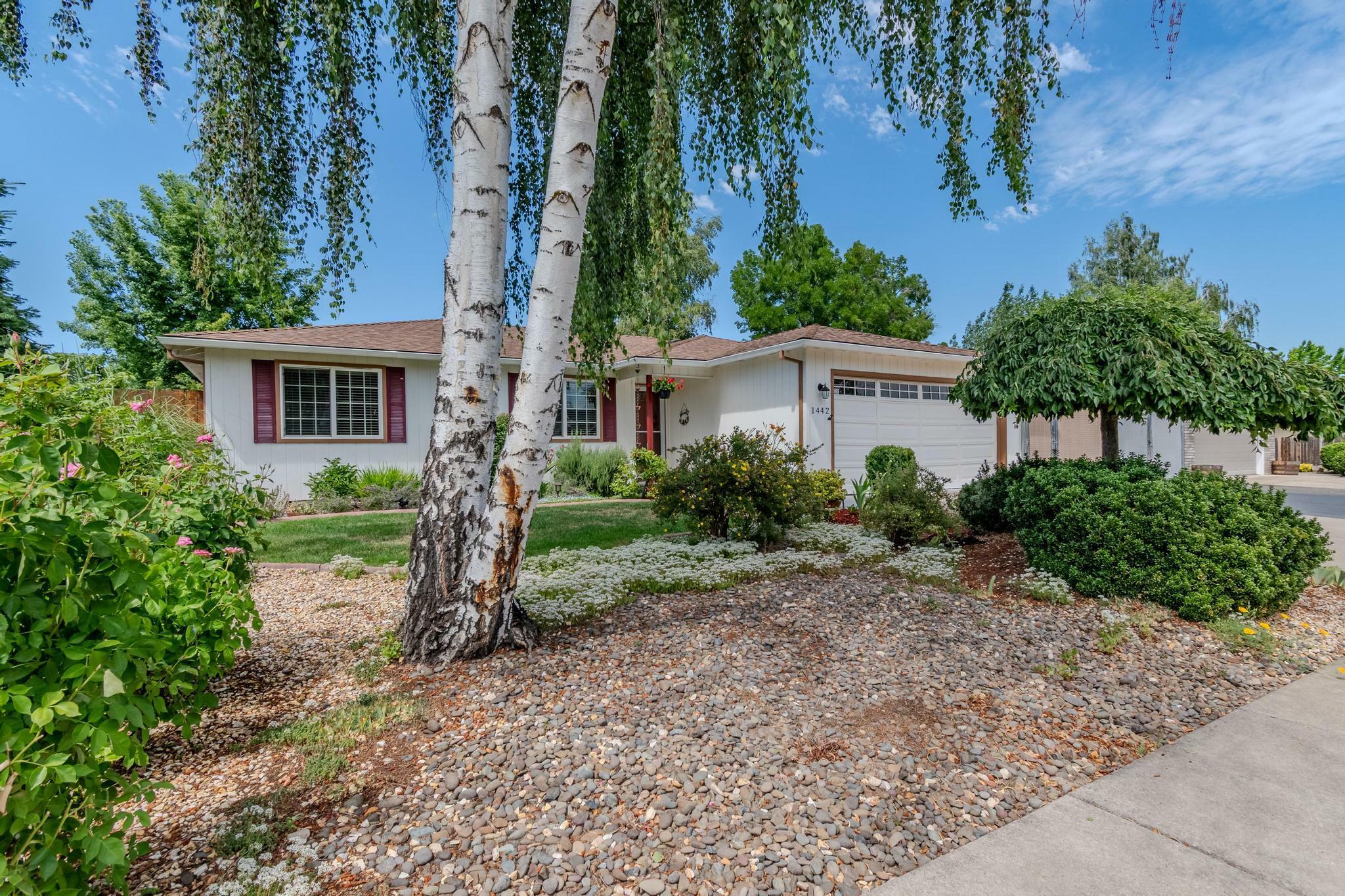 Property Photo:  1442 Avalon Drive  OR 97501 