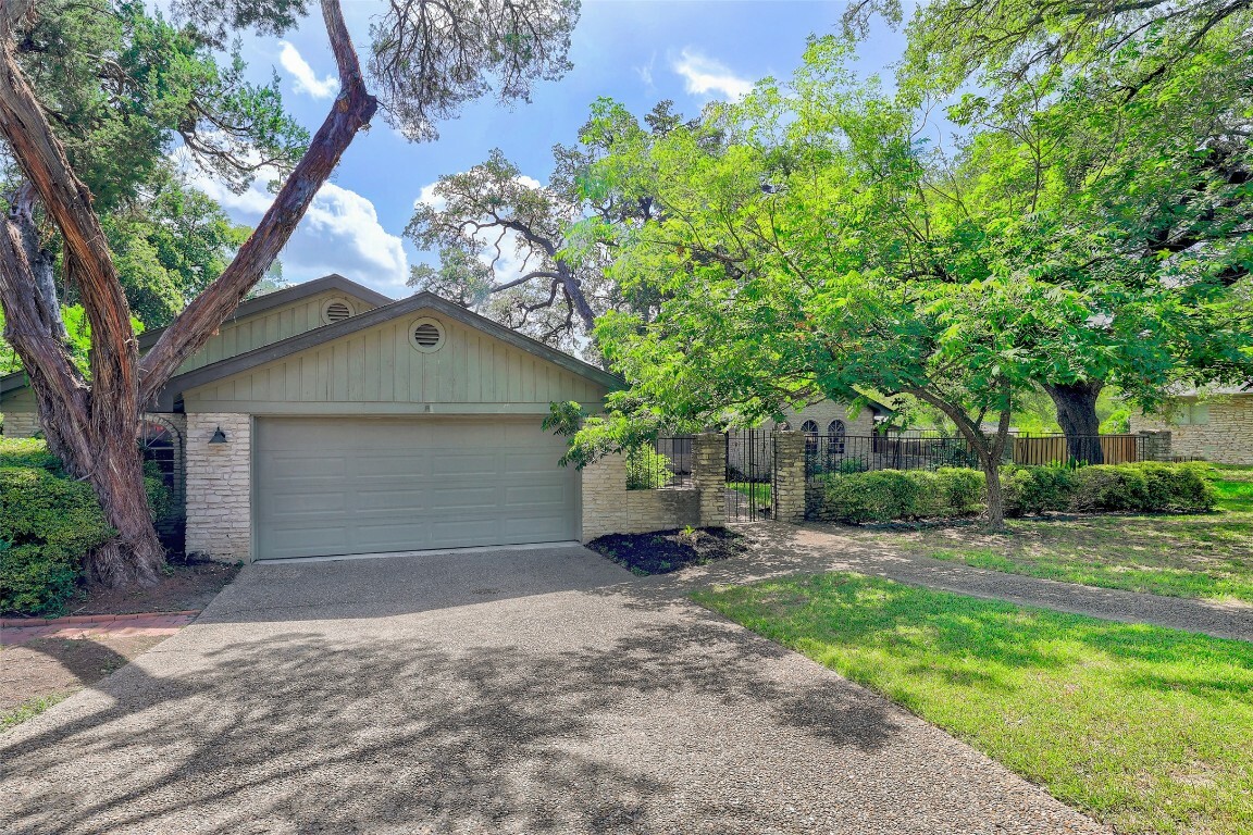 Property Photo: 1207 Oak Shadows Circle TX 78758