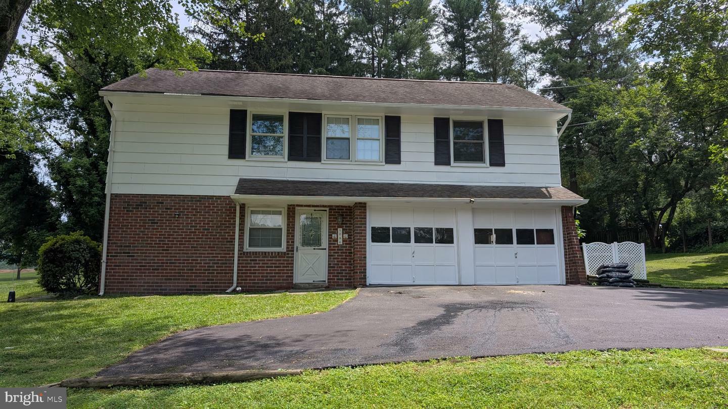 Property Photo: 1086 Townsend Circle PA 19087