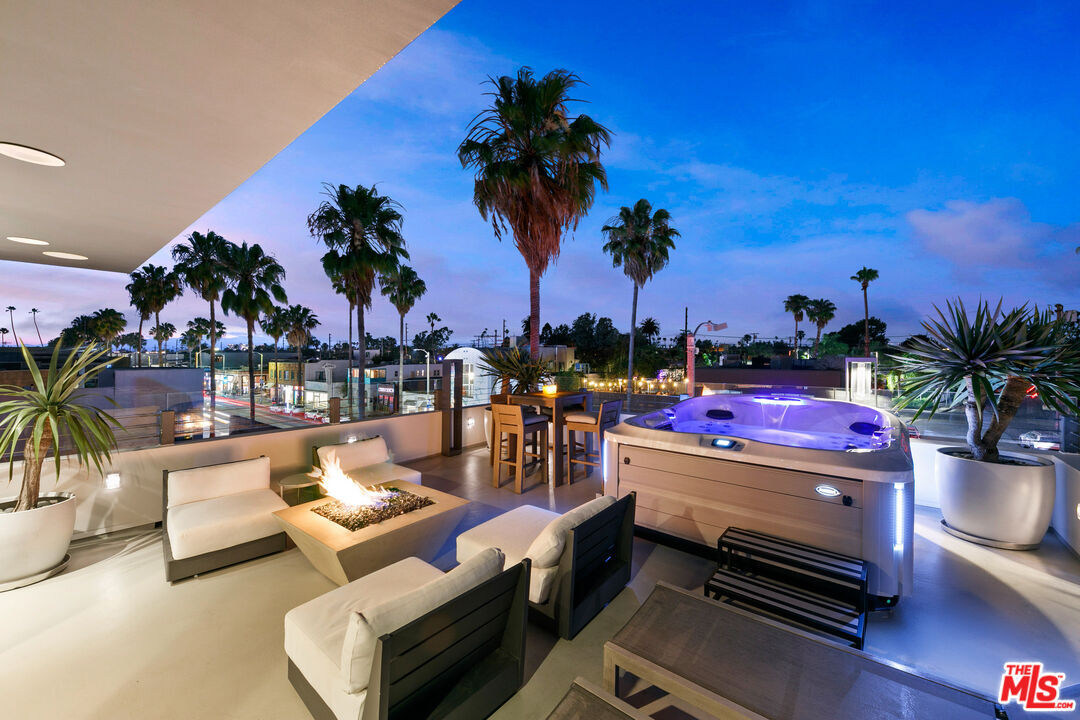 Property Photo: 1430 Abbot Kinney Blvd CA 90291