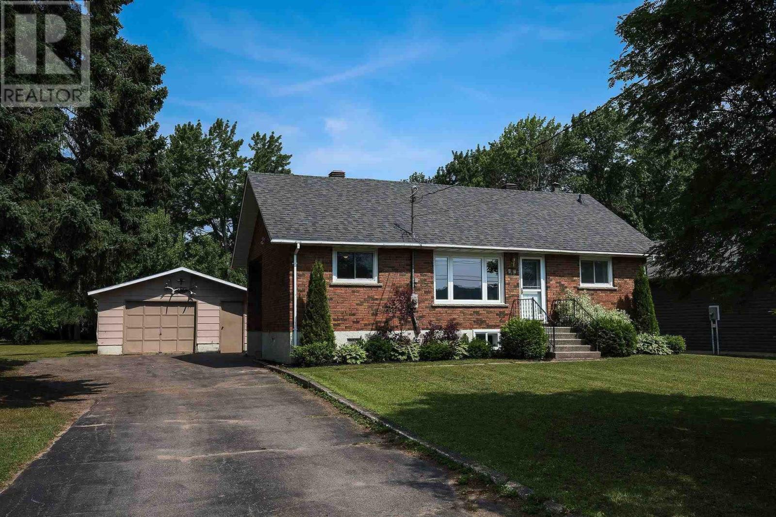 Photo de la propriété: 380 River Rd ON P6A 5K9