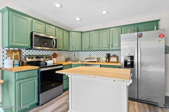 Property Photo:  100 Spencer Ct  KY 40065 