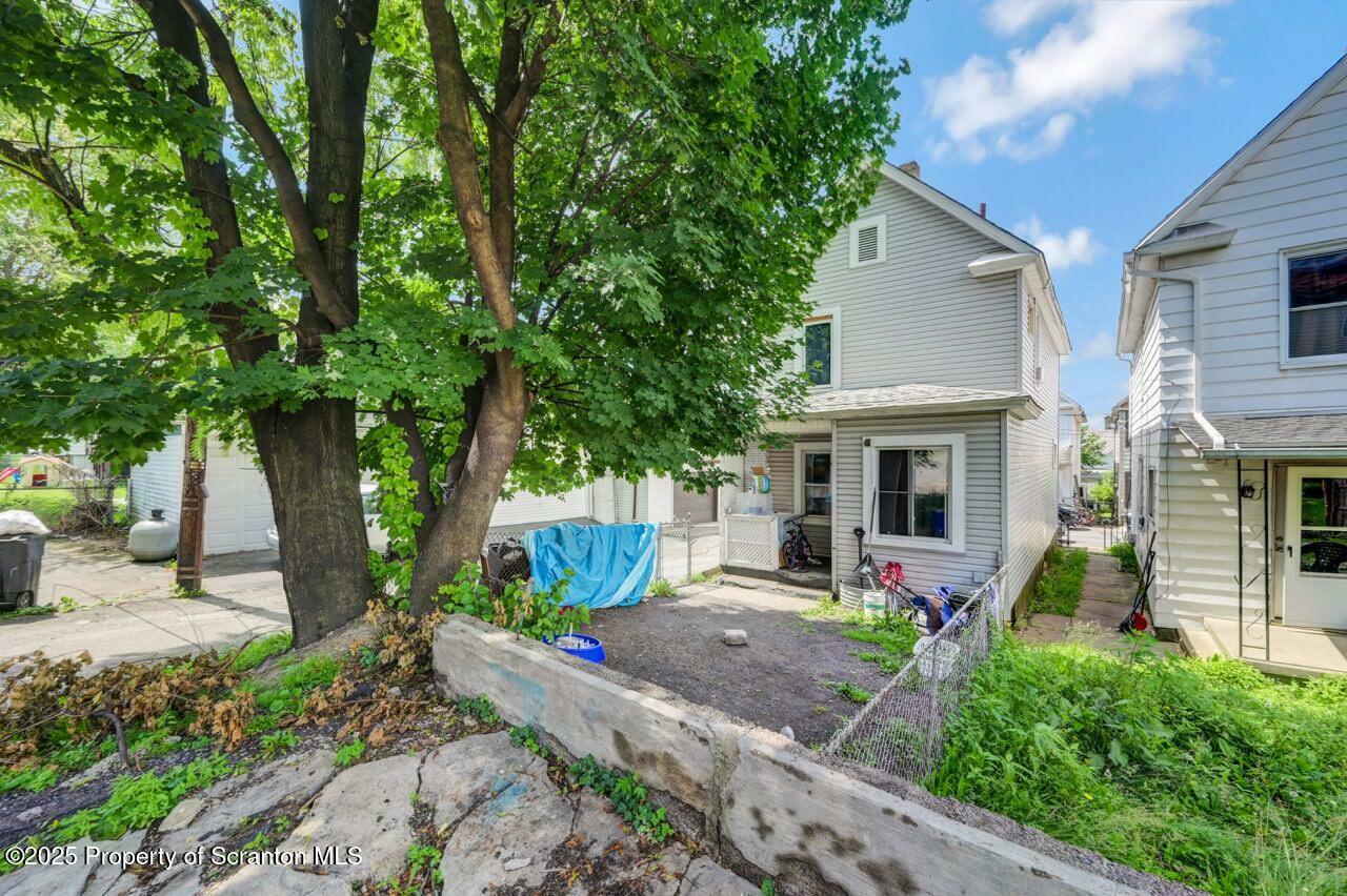 Property Photo: 7 Oakwood Place PA 18510