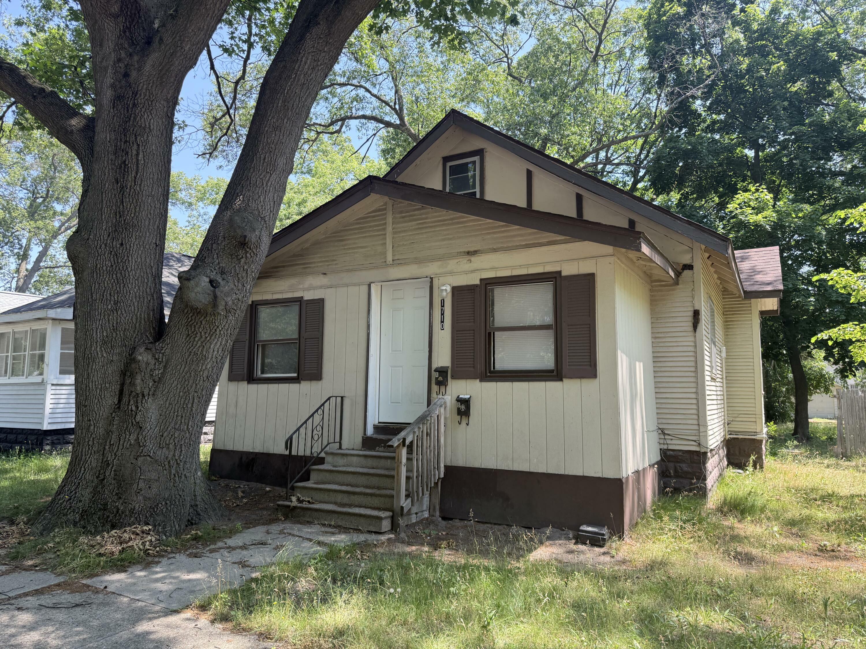Property Photo: 1710 Dyson Street MI 49442