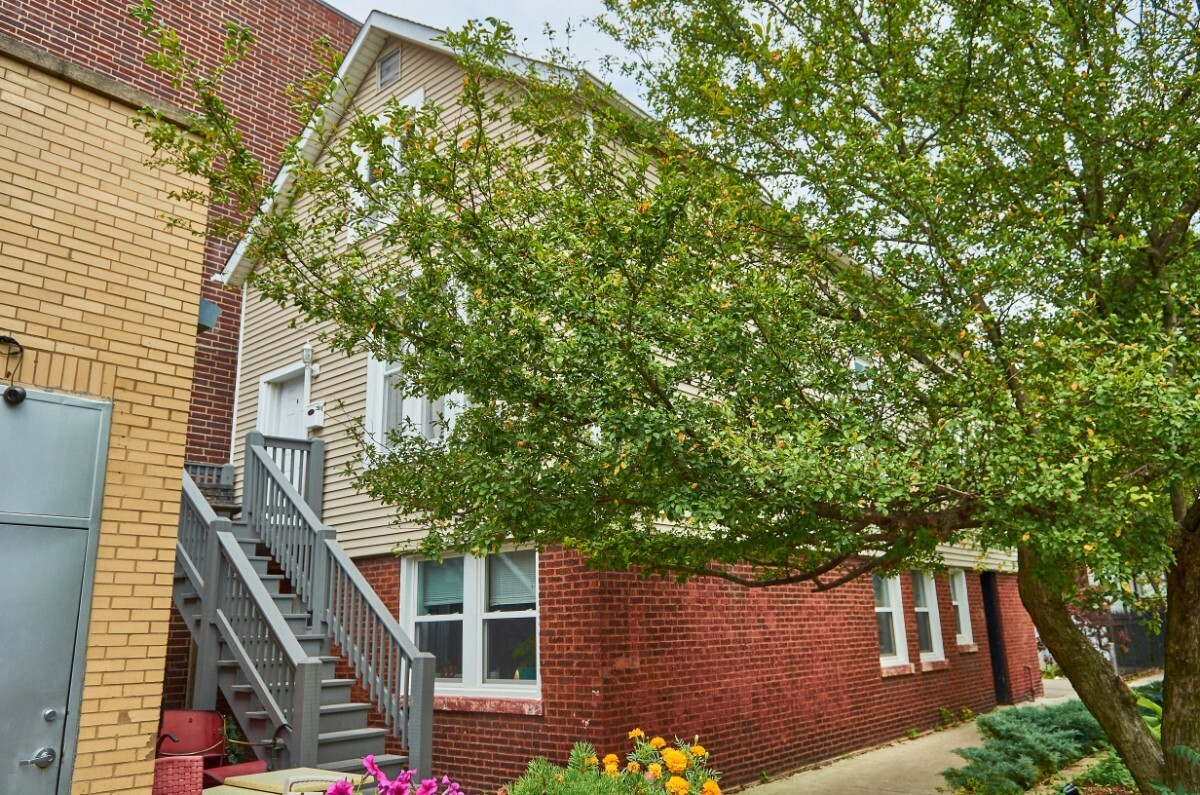 Property Photo: 2032 W Roscoe Street 1 IL 60618
