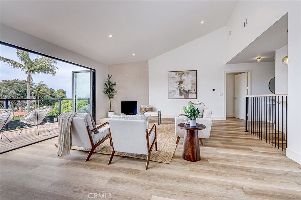 Property Photo: 329 Calle Mayor CA 90277