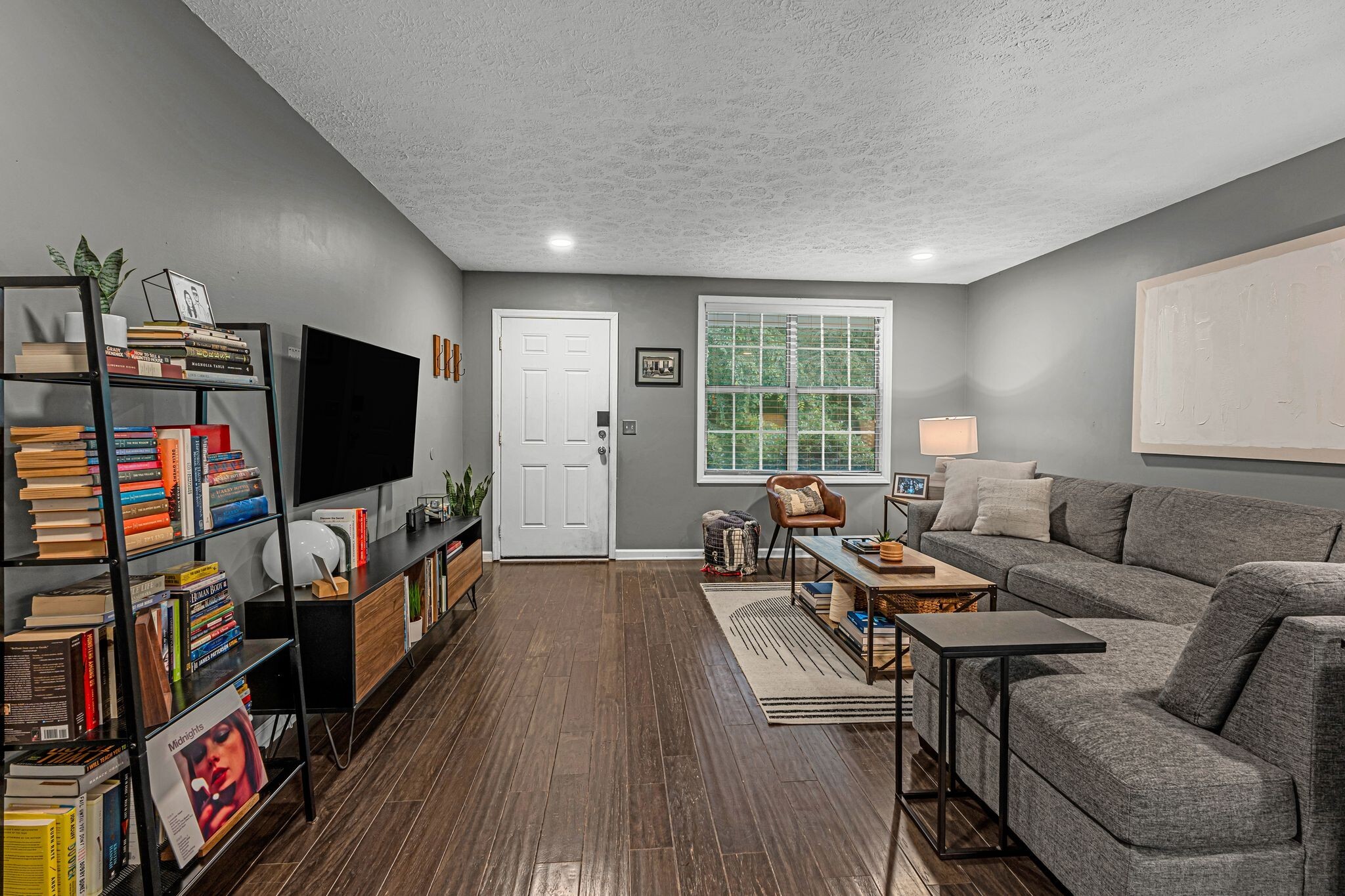 Property Photo: 212 Oak Grove Dr TN 37217