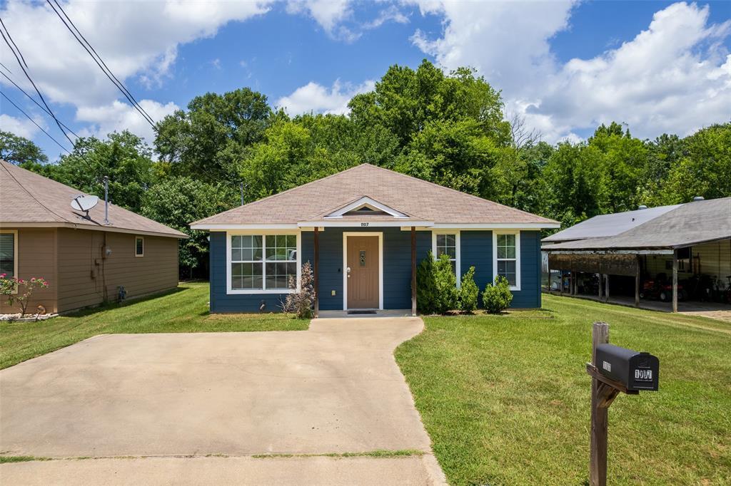 Property Photo: 1107 E. 8th TX 75455