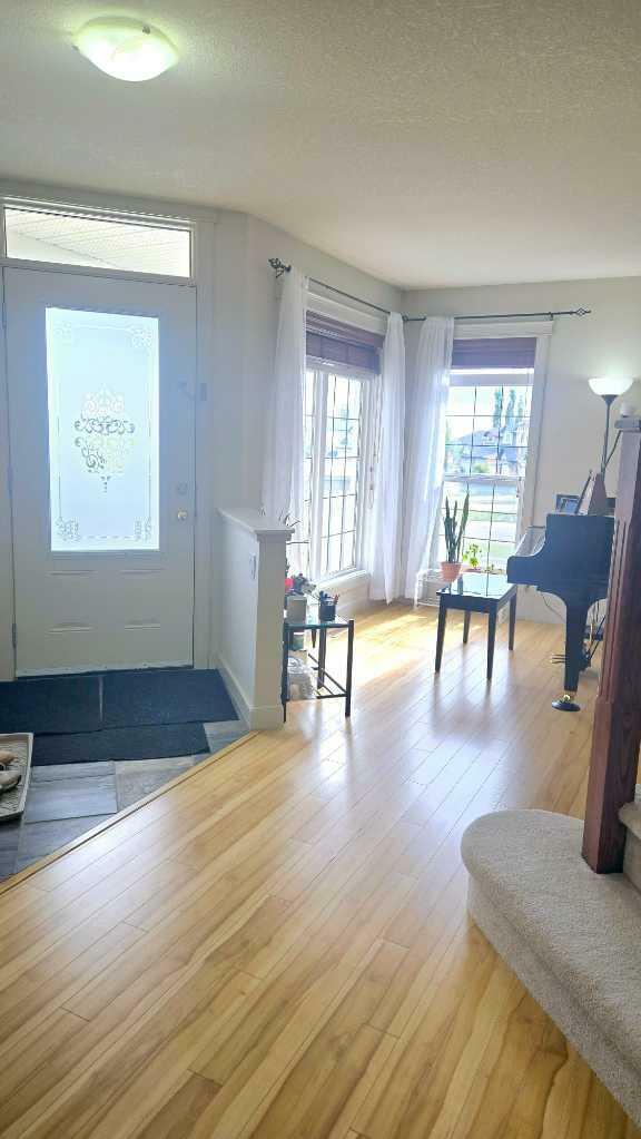Property Photo:  1156 Sherwood Boulevard NW  AB T3R 1P3 