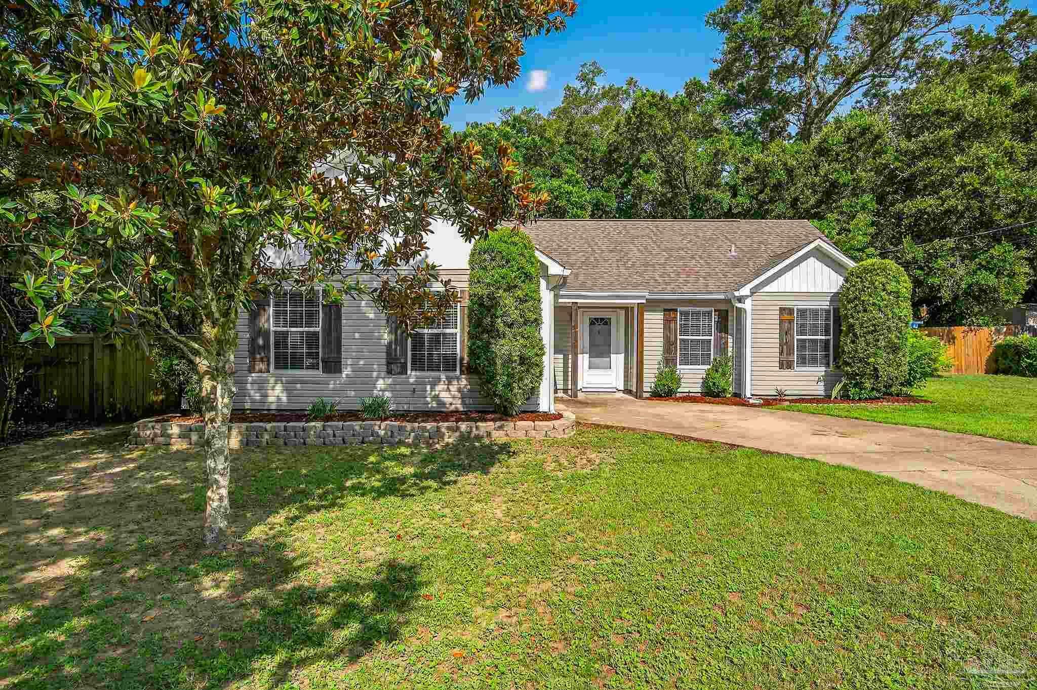 Property Photo: 311 Robinhood Ln FL 32526