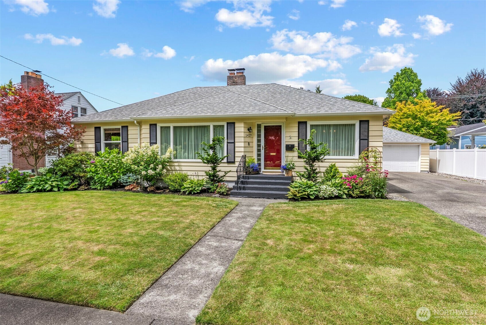 Property Photo: 1427 19th Ave WA 98632