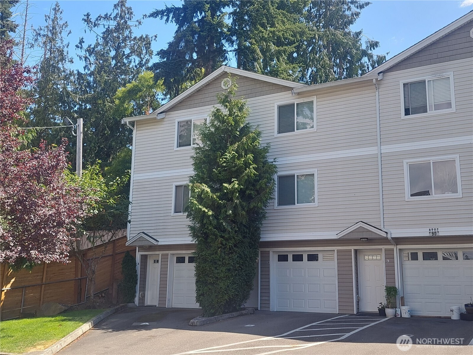 Property Photo:  6907  Rainier Drive E 1B  WA 98203 