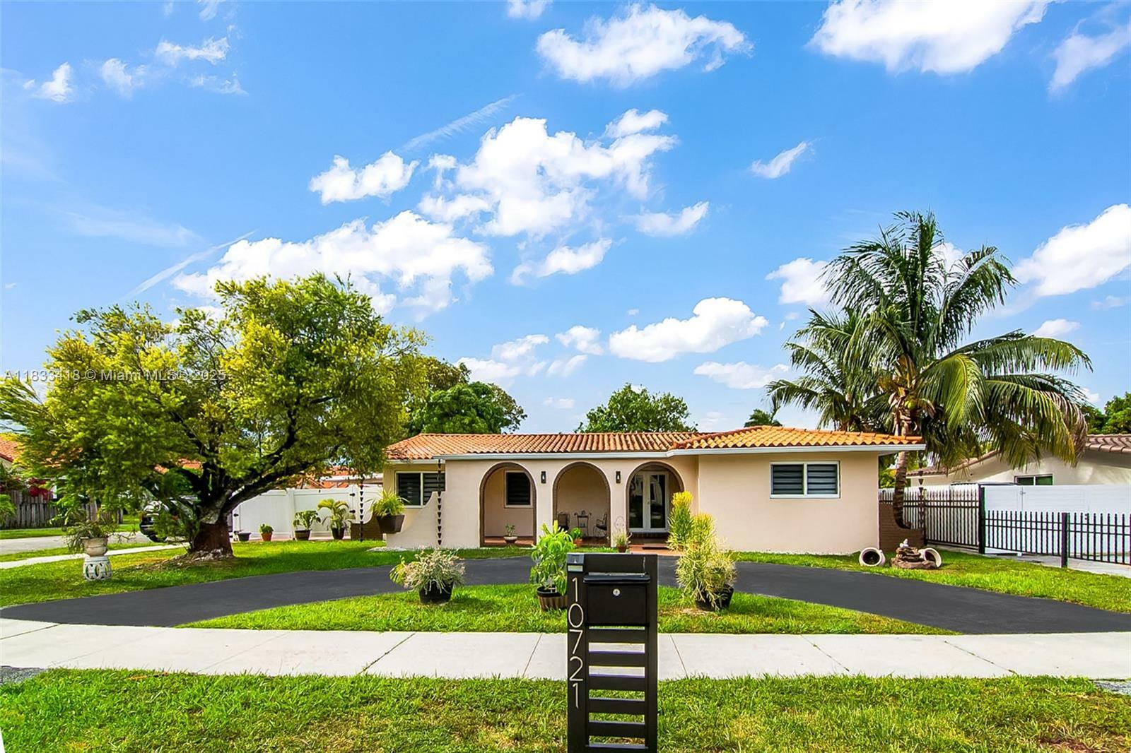 10721 SW 38th St  Miami FL 33165 photo