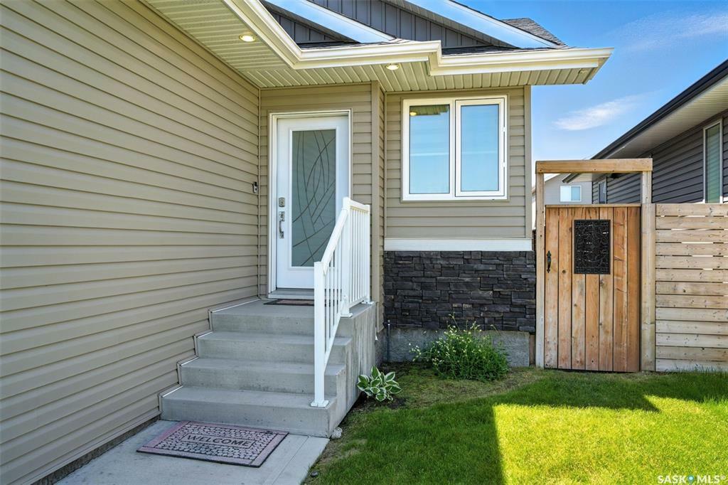 Property Photo: 246 Hassard Close SK S7L 4Z7
