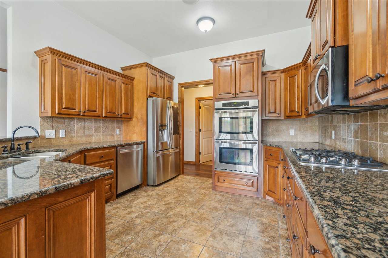 Property Photo: 917 Country Club Drive OK 74023
