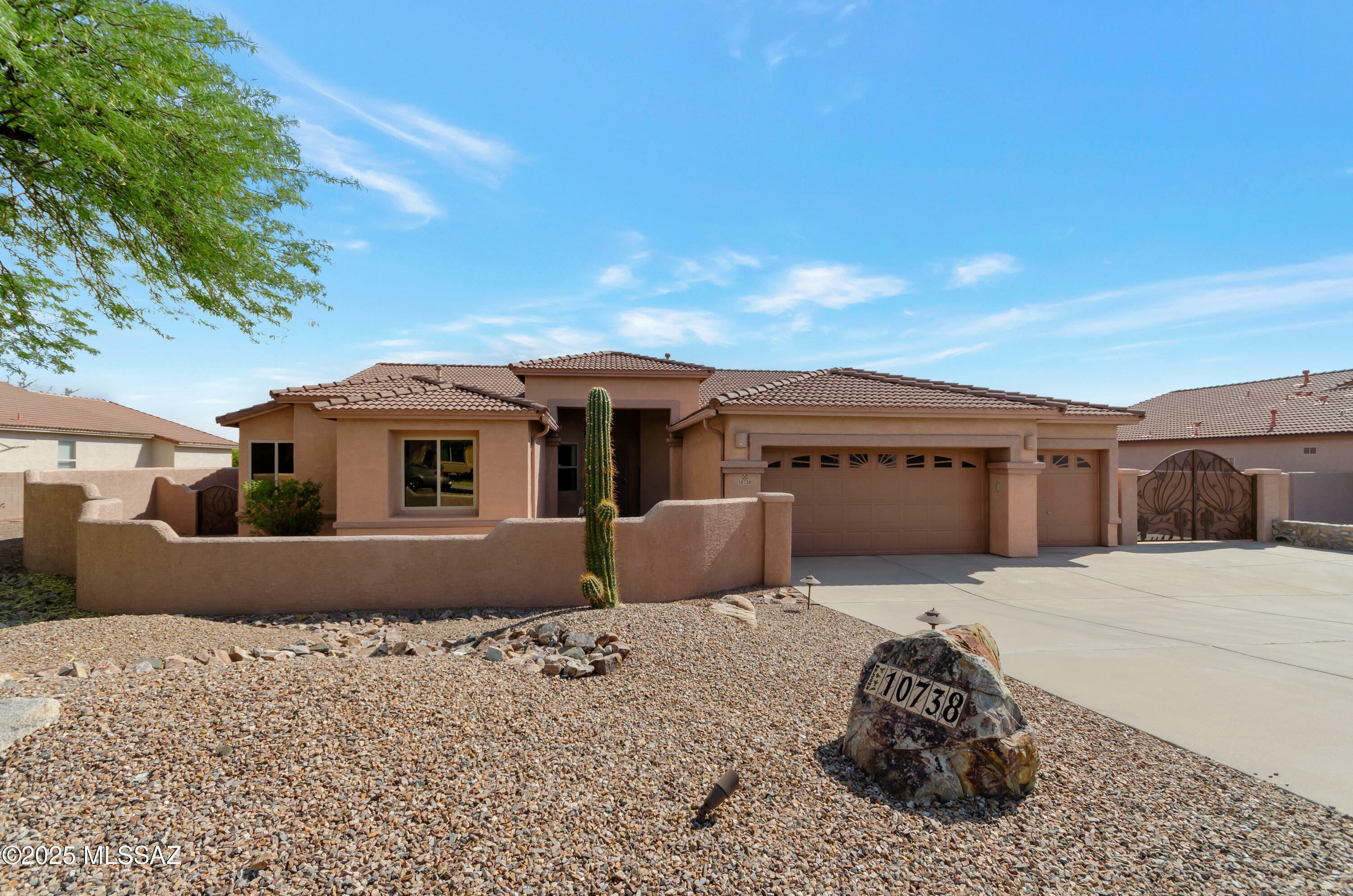Property Photo: 10738 E Placita Guajira AZ 85730