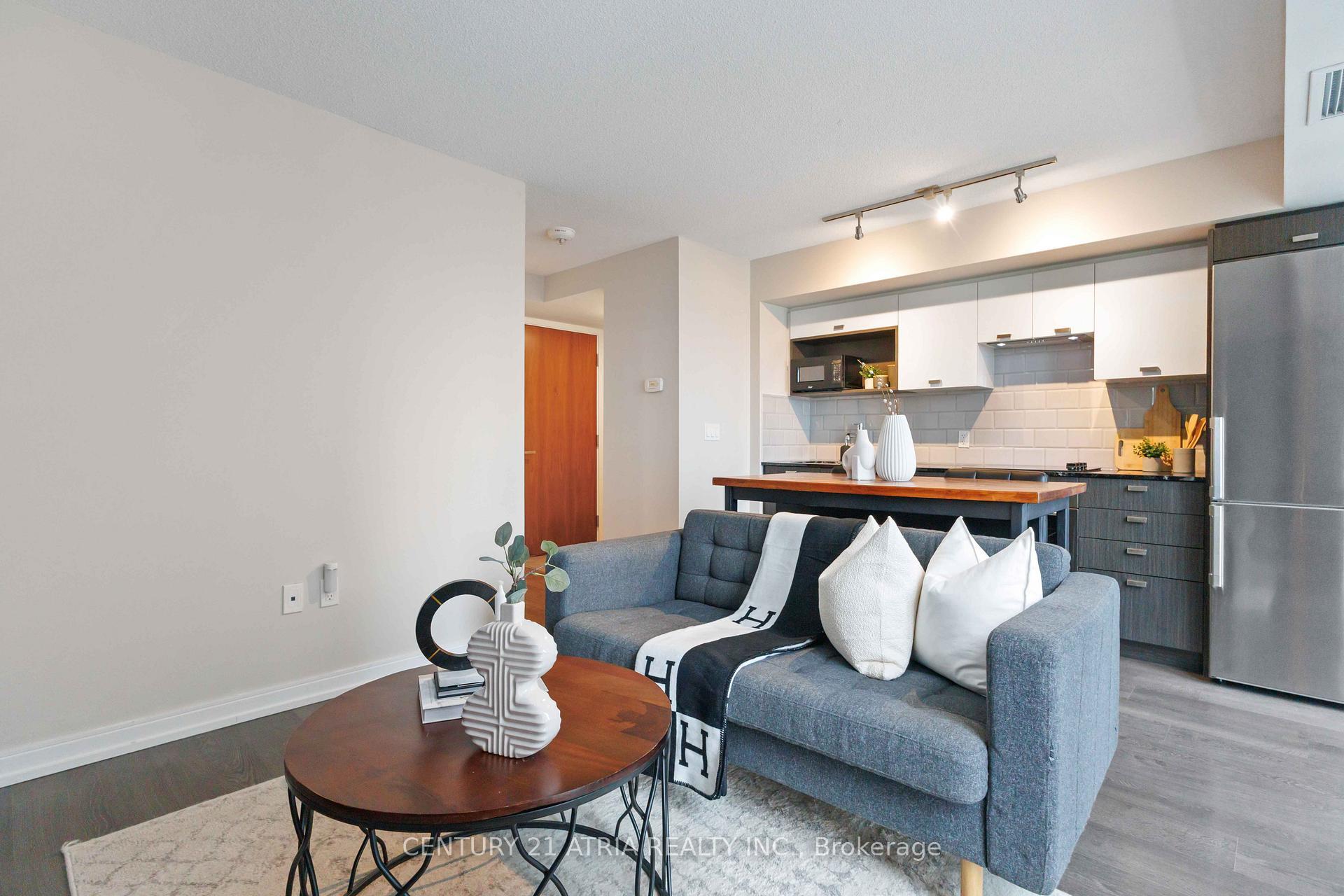 Property Photo: 275 Village Green Square 717 ON M1S 0L8