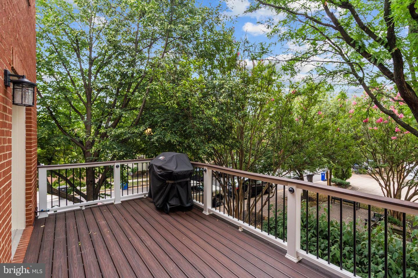 Property Photo: 1158 N Vernon Street VA 22201