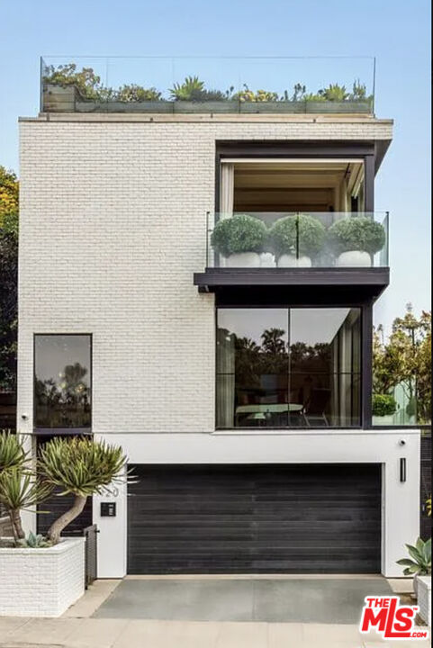 Property Photo:  120 Hart Ave  CA 90405