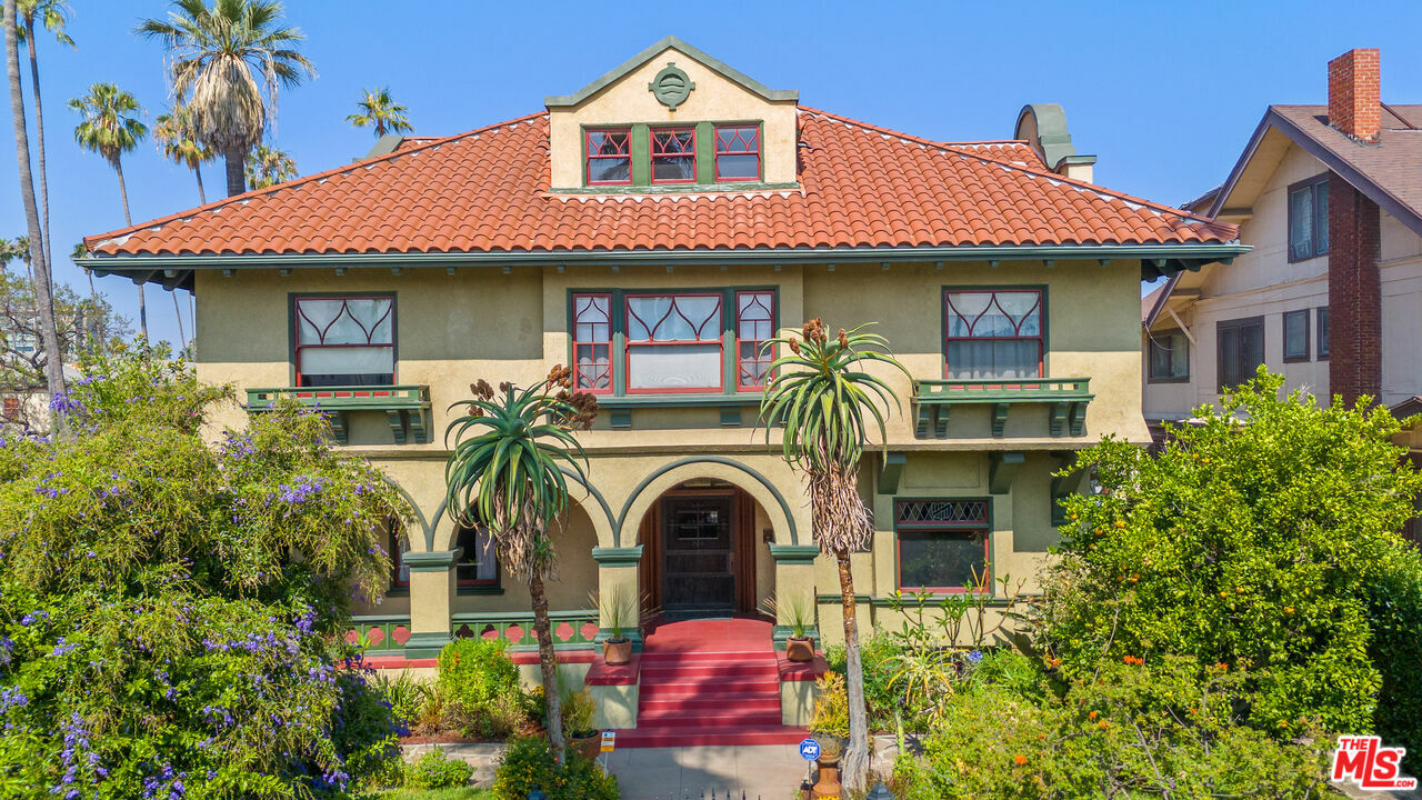 Property Photo: 1049 Elden Ave CA 90006