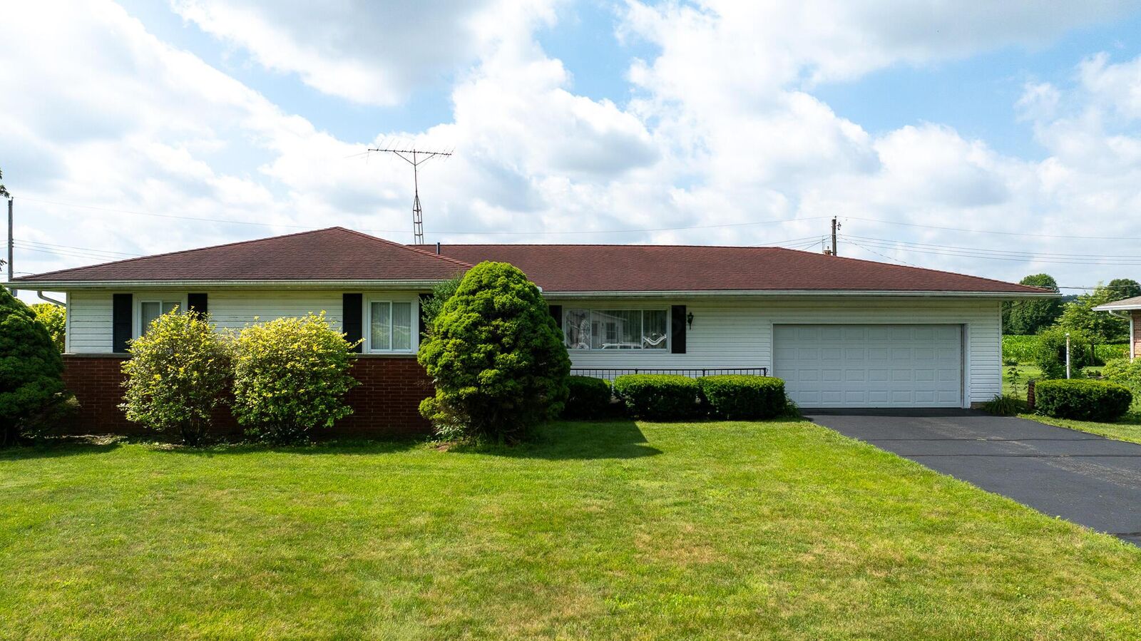 Property Photo: 2052 Lorimer NE Drive OH 43055