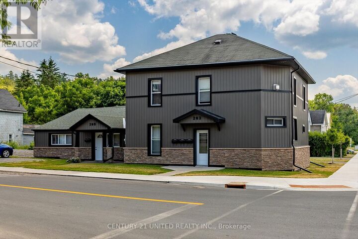 203 Carlisle Avenue  Peterborough (Ashburnham Ward 4) ON K9H 1J7 photo