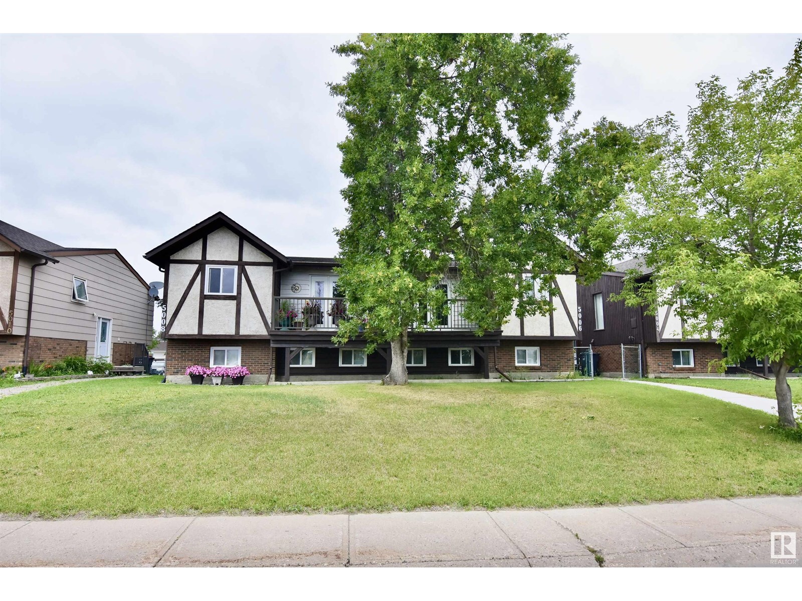 Property Photo: 5006/5008 54 Av AB T0A 3A1