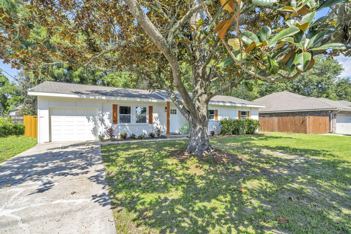Property Photo: 44 NW Robinwood Drive FL 32548