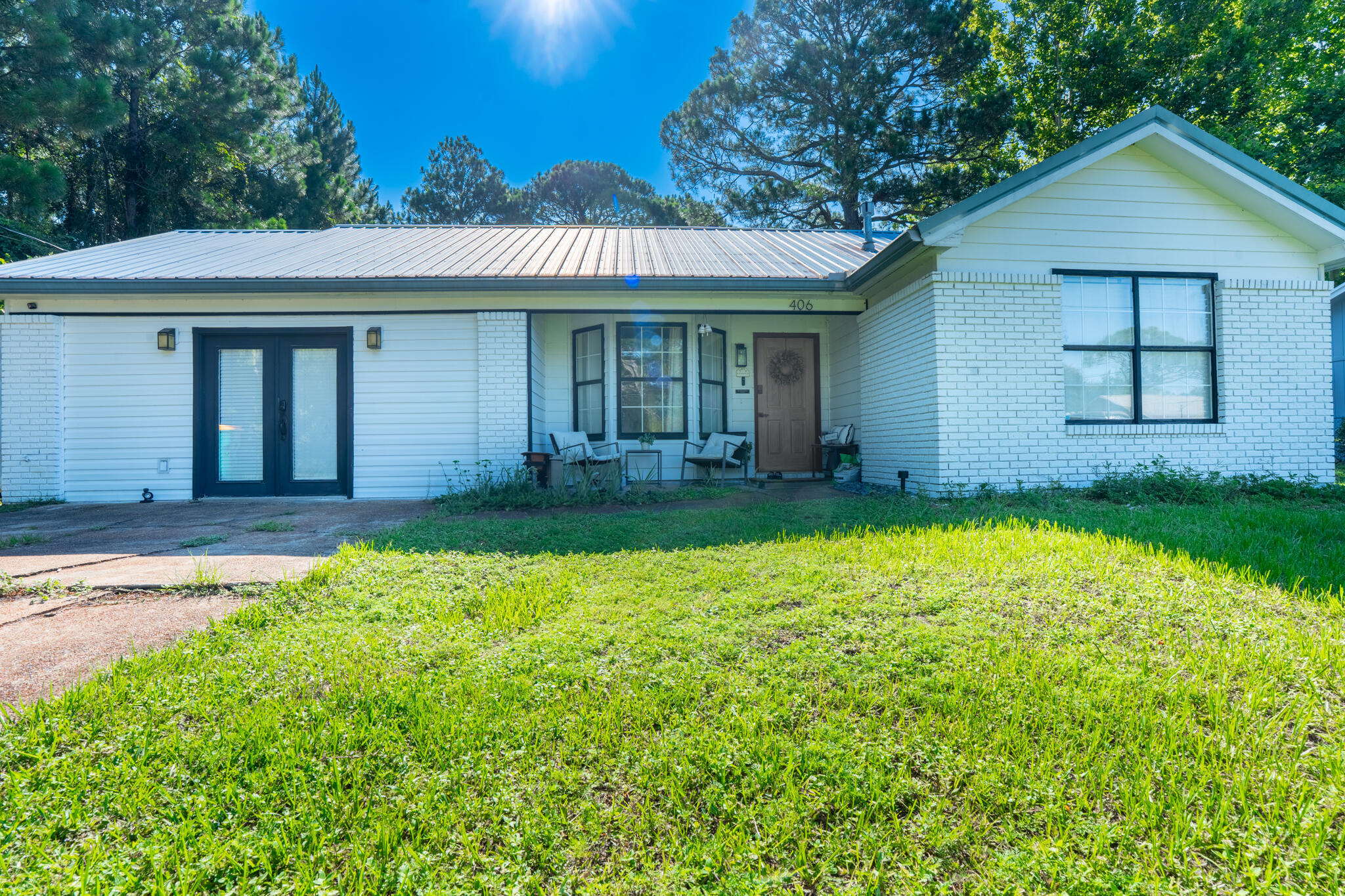 Property Photo: 406 Rosewood Avenue FL 32569