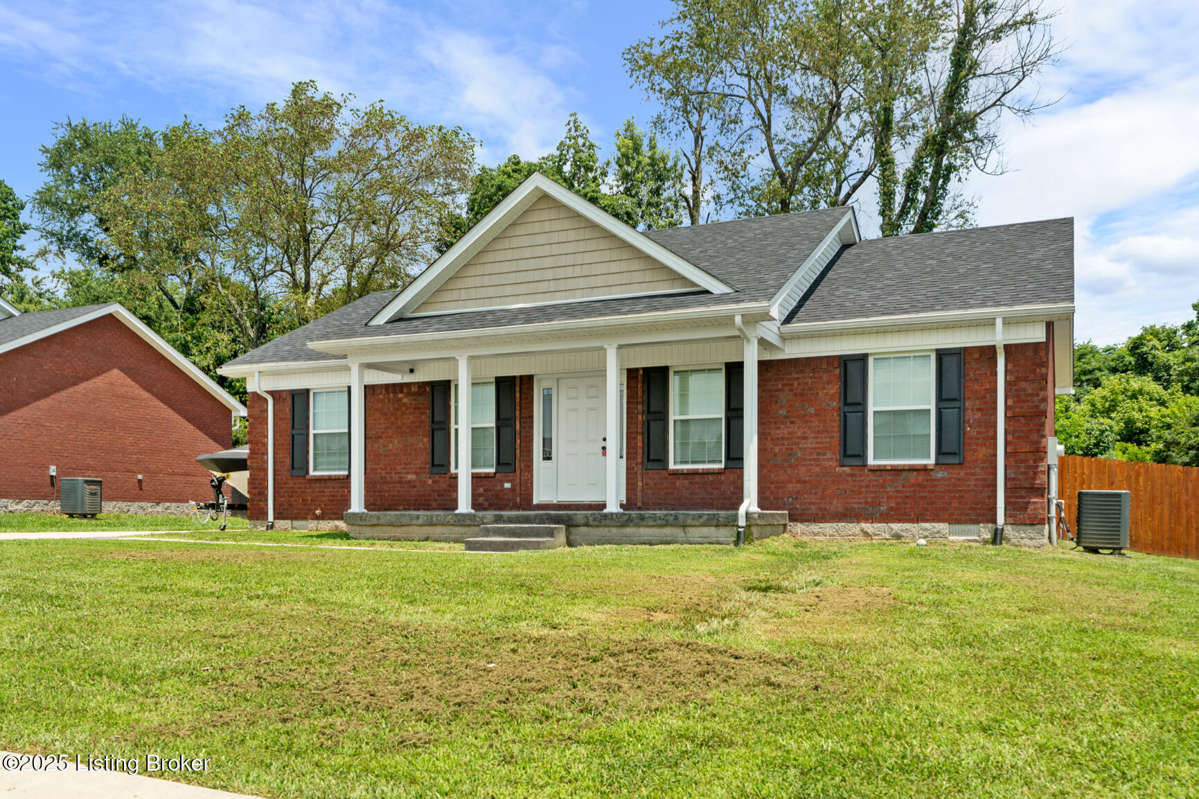 Property Photo: 112 Shallow Springs Ct KY 40004