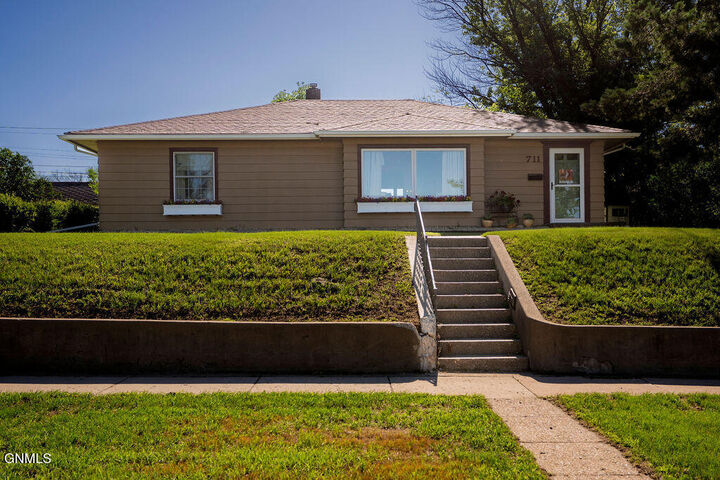 711 2nd Avenue SE  Jamestown ND 58401 photo