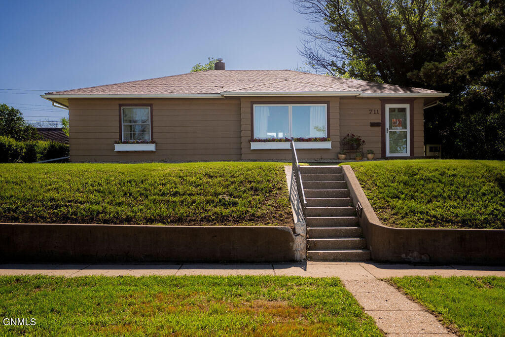 Property Photo: 711 2nd Avenue SE ND 58401